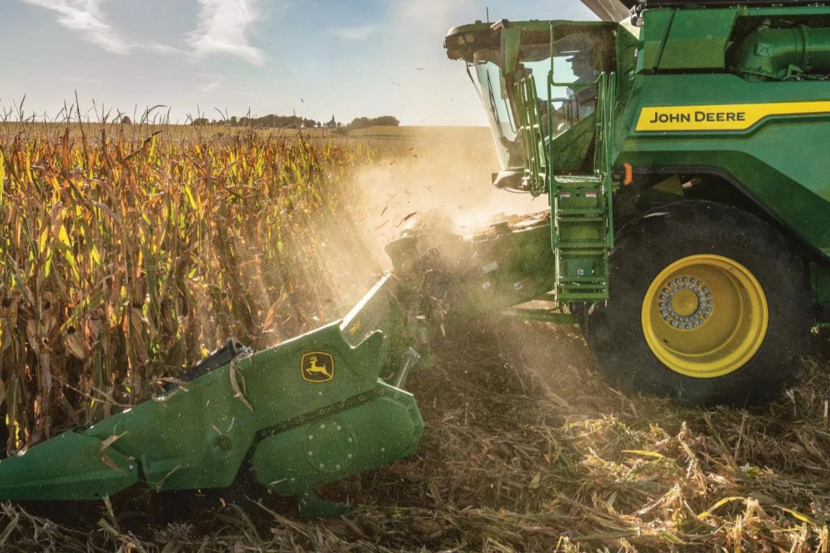 Maszyny John Deere w pełnej gotowości: przygotowania do zbiorów roślin gruboziarnistych