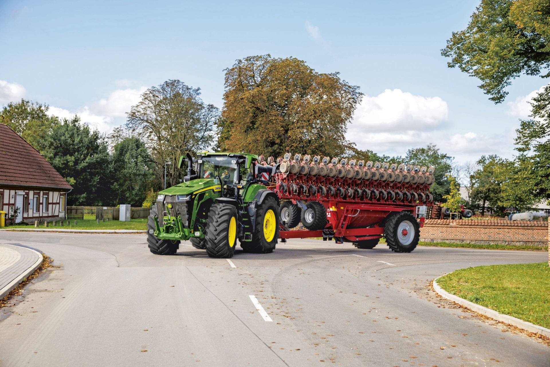 John Deere rozszerza serie 8R i 8RX o nowe modele o wysokiej mocy do dużych gospodarstw rolnych