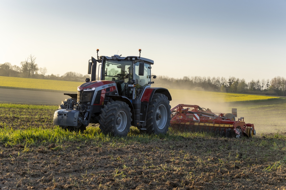 Wyjątkową wydajność silników i układów napędowych Massey Ferguson MF 8S Xtra Dyna