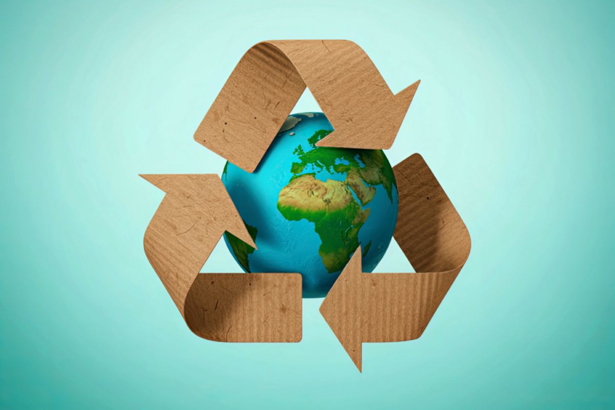 Znak recyklingu na tle Ziemi.