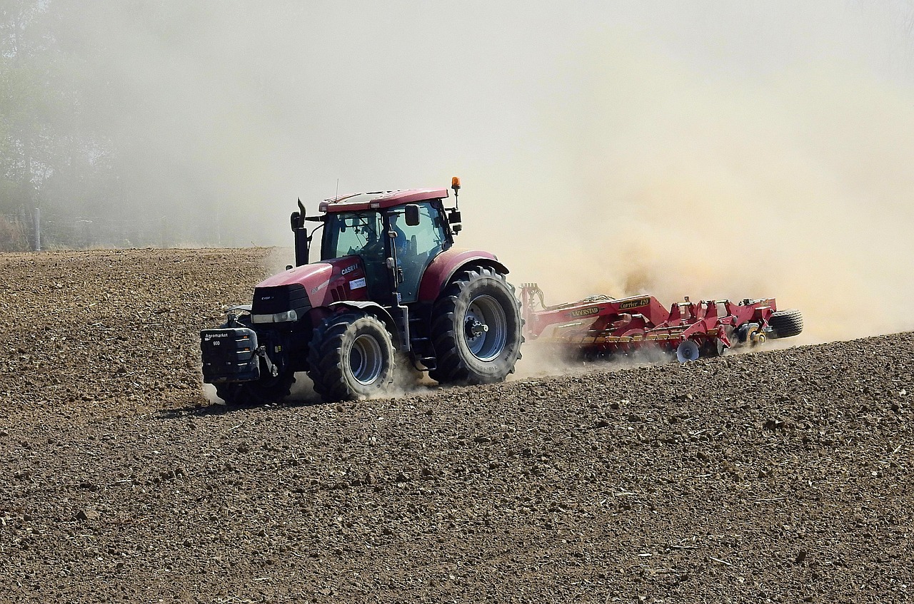 Traktor pracujący na suchym polu