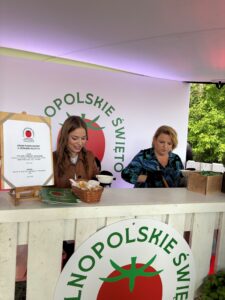 Dziennikarka i publicystka Katarzyna Bosacka oraz Ida Rojewska, zwyciężczyni 2. edycji programu MasterChef Nastolatki.