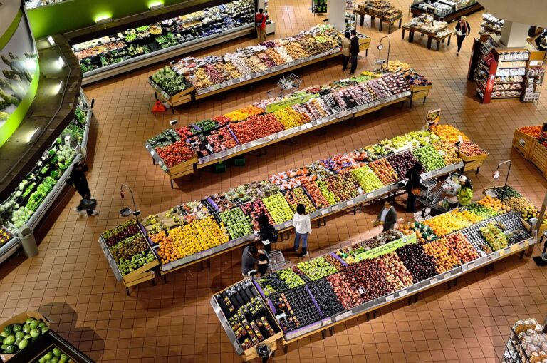 Widok z lotu ptaka na wnętrze supermarketu